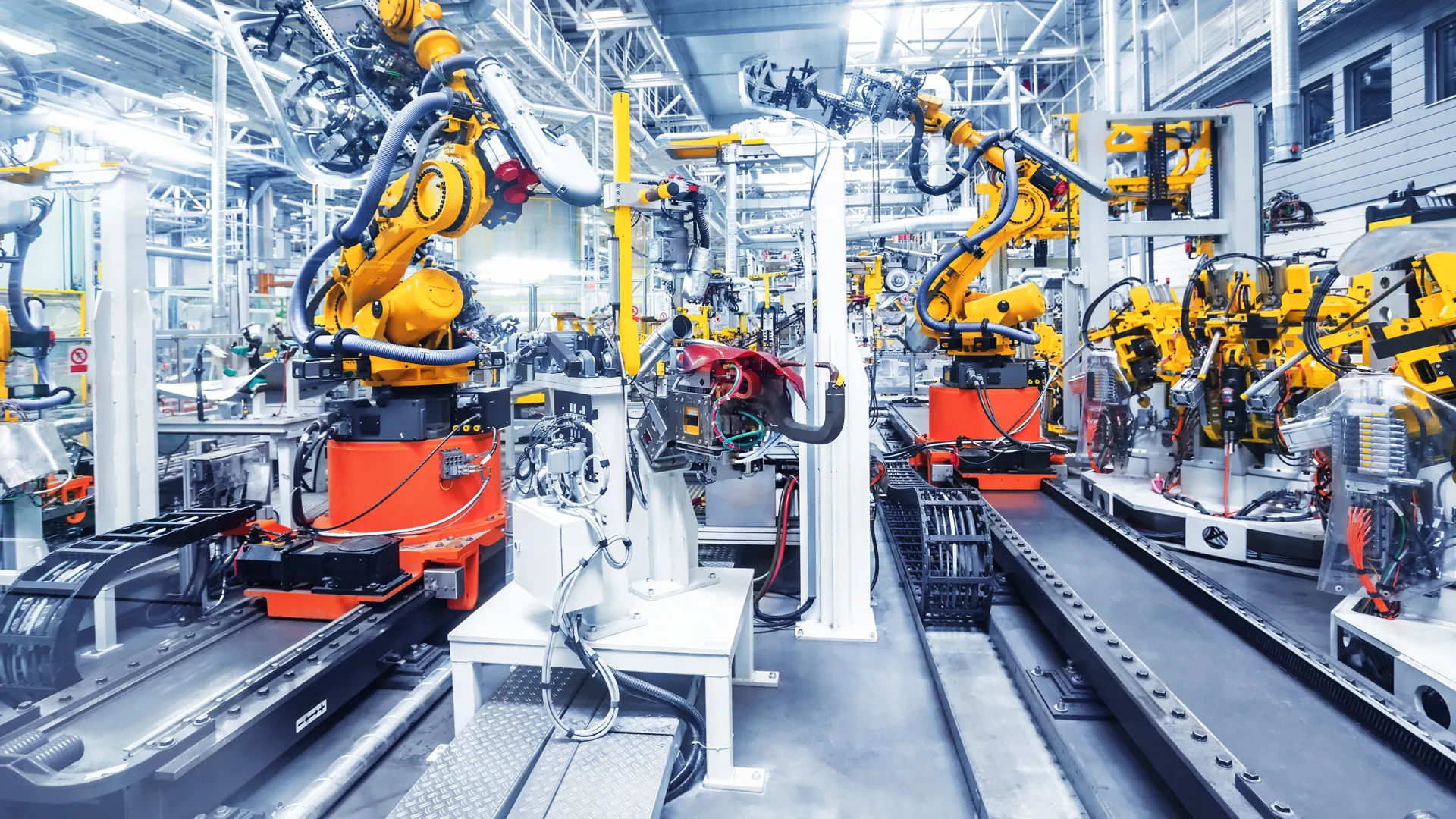 Roboterarme in einer Autofabrik